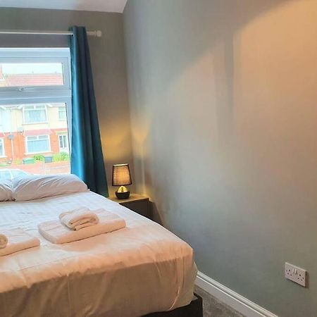 5 Bed, 2 Bath Home + Terrace, Garden & Parking 史云顿 外观 照片