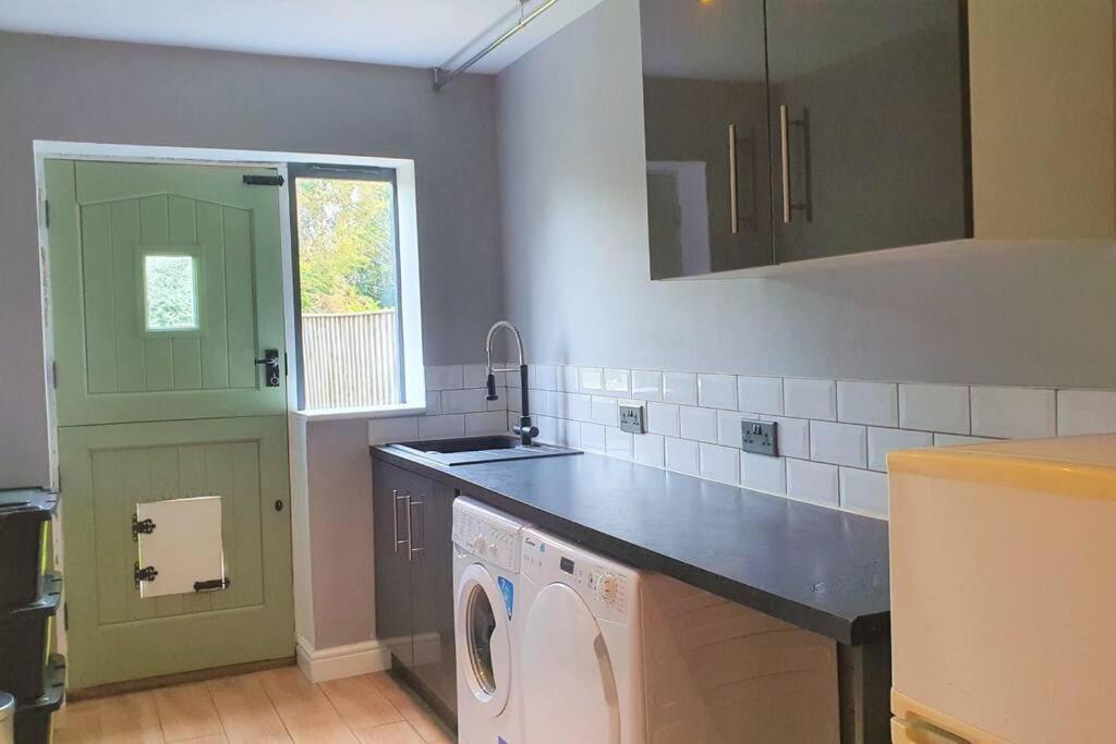5 Bed, 2 Bath Home + Terrace, Garden & Parking 史云顿 外观 照片