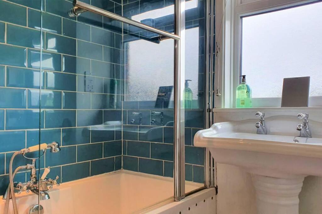 5 Bed, 2 Bath Home + Terrace, Garden & Parking 史云顿 外观 照片