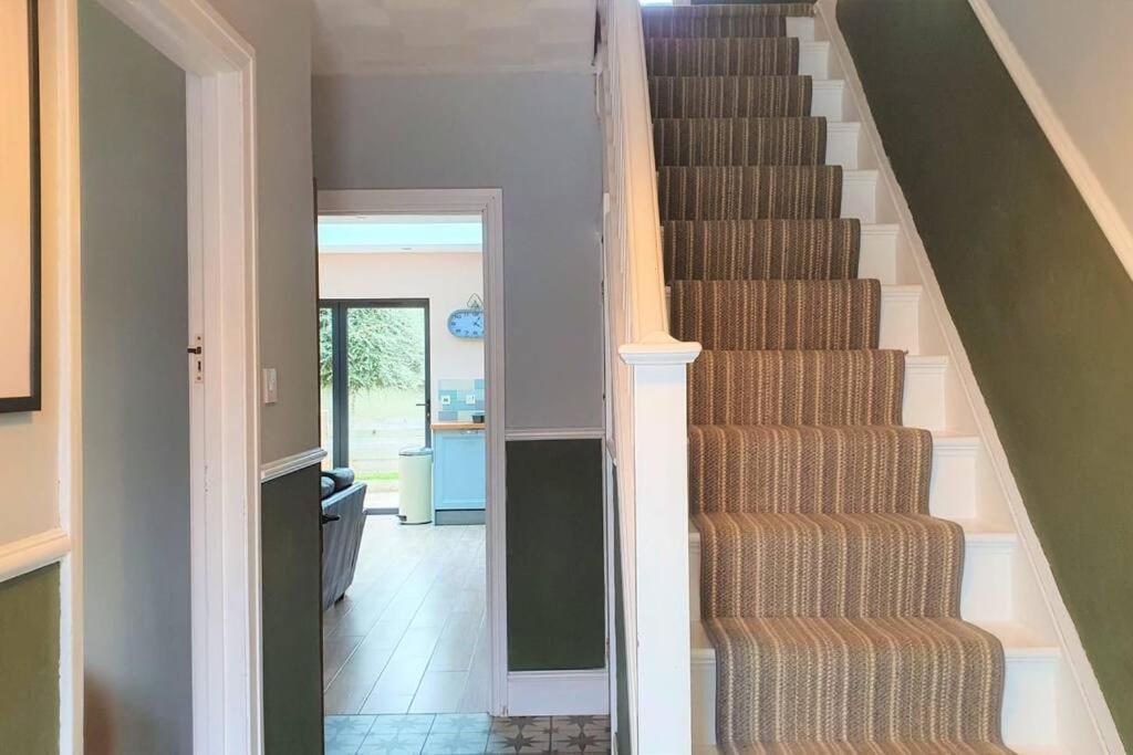 5 Bed, 2 Bath Home + Terrace, Garden & Parking 史云顿 外观 照片